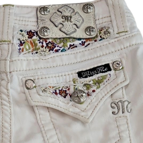 Miss Me Girl’s White Floral Embellished Denim Cut Off Shorts Size 10 - Picture 3 of 7